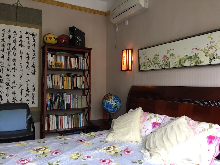 这是一间带独立空调和电脑卓椅的豪华大床房,适合1至2个人居住。