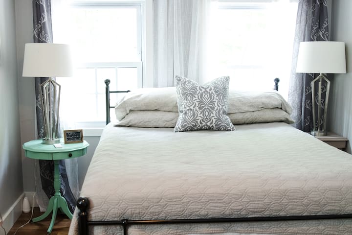 Farmington-West Hartford - Andrew Room