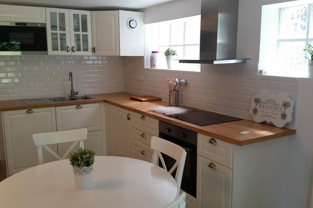 Un grand espace pour cuisiner équipé de tout le nécessaire
