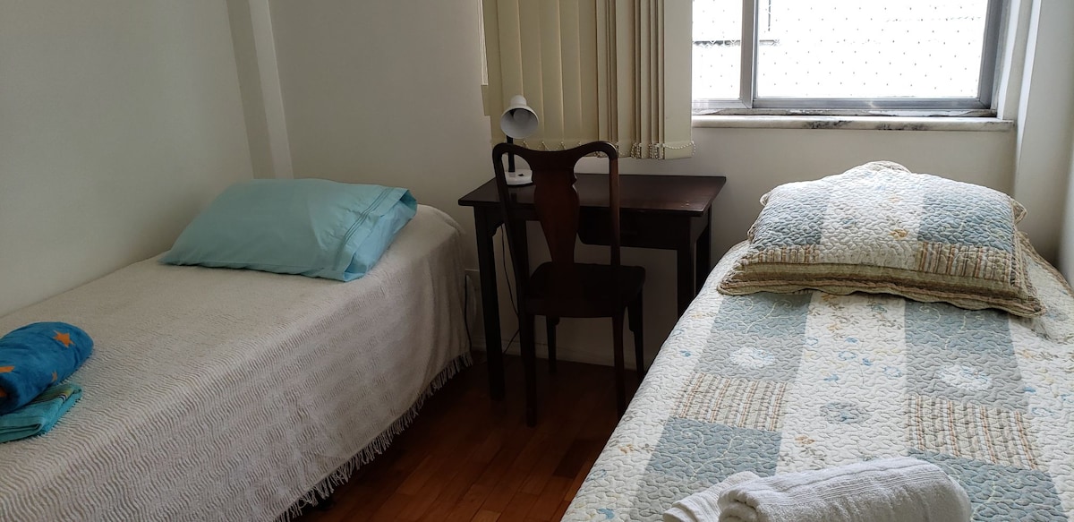 Chumba cha 1 : Vitanda viwili, kabati, meza iliyo na kiti na kiyoyozi. Pia ina feni ya dari.