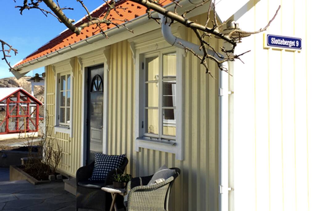 Entré och uteplats i söder.