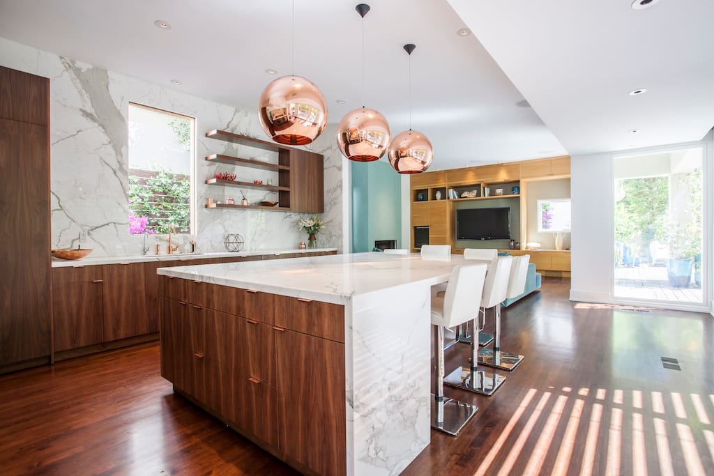 NEW Gourmet Kitchen with Large Island "Eat In" Kitchen with Seating for 8+ guests