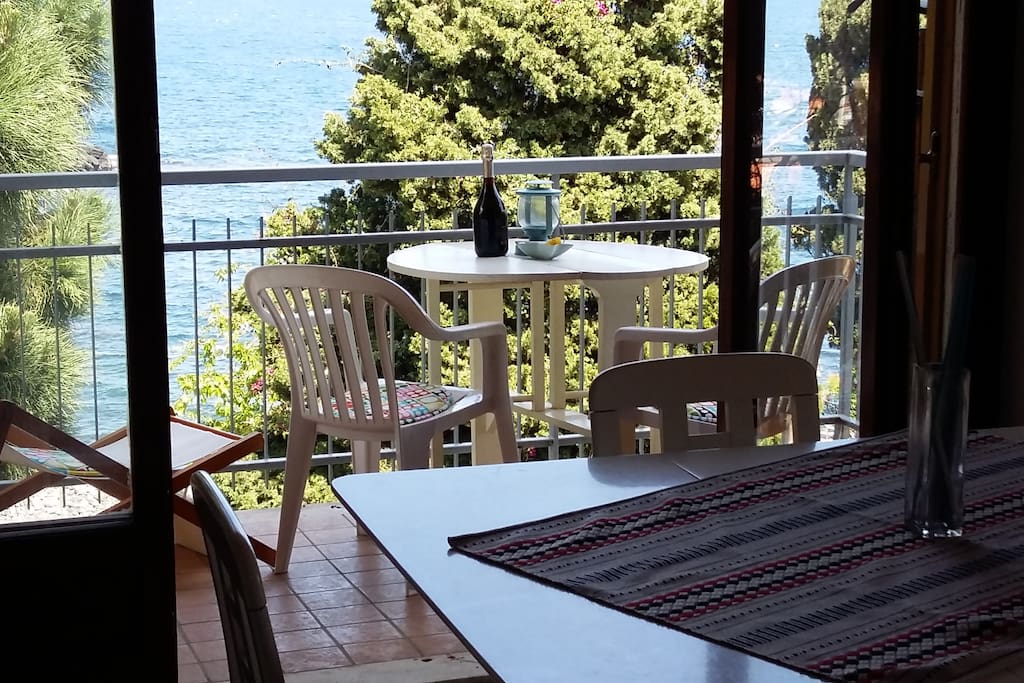 living room su balcone con vista mare