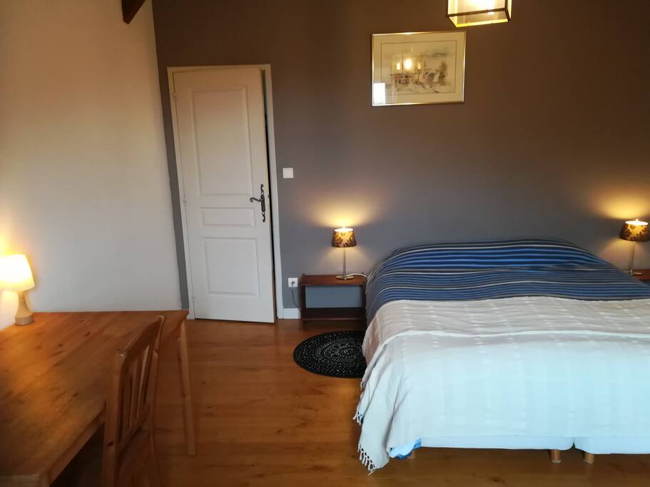 Een van de twee slaapkamers