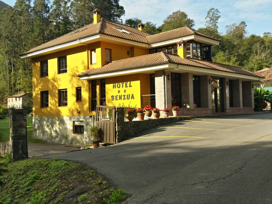 Fachada lateral, parking y entrada a la finca.