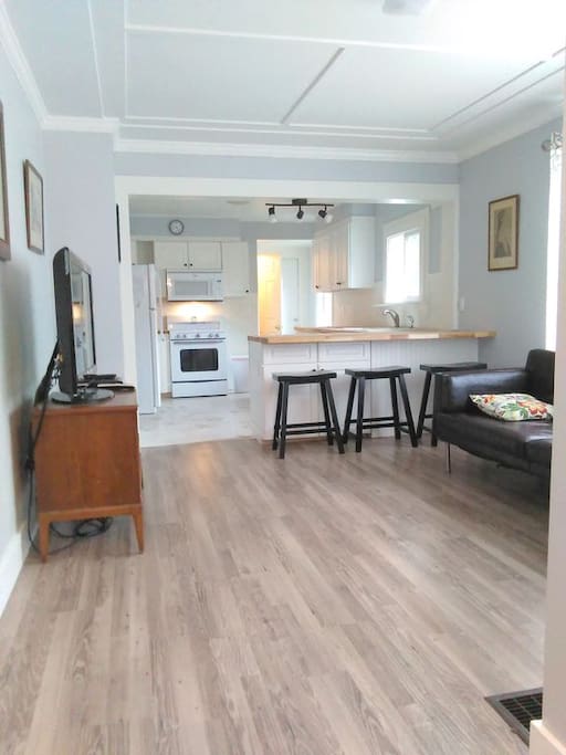 Open floor plan, eat in kitchen, kid/pet friendly