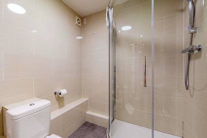 Luxury Serviced Apartment, Staffed Reception, Two gallery image 5