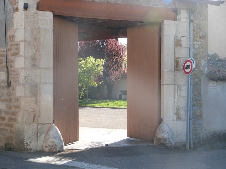 Grand portail d'accès à la cour