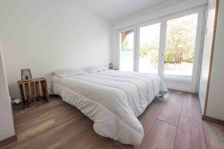 160 سريرًا
أو سريران منفصلان 80 سم
3 أبواب زجاجية ساطعة مع مصراع أسطوانات 