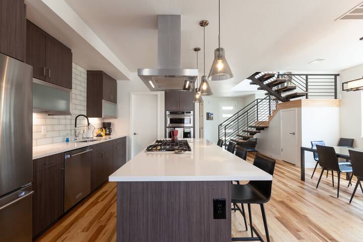 Luxurious New Home – Great Location, Amazing Views gallery image 2