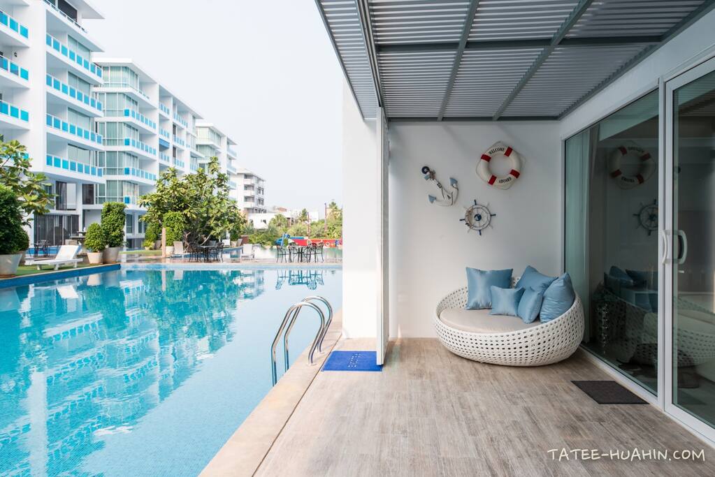 บริเวณที่นั่งพักผ่อนหลังห้องติดสระน้ำ