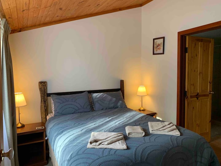 卧室1 （标准双人床）和卫生间入口 