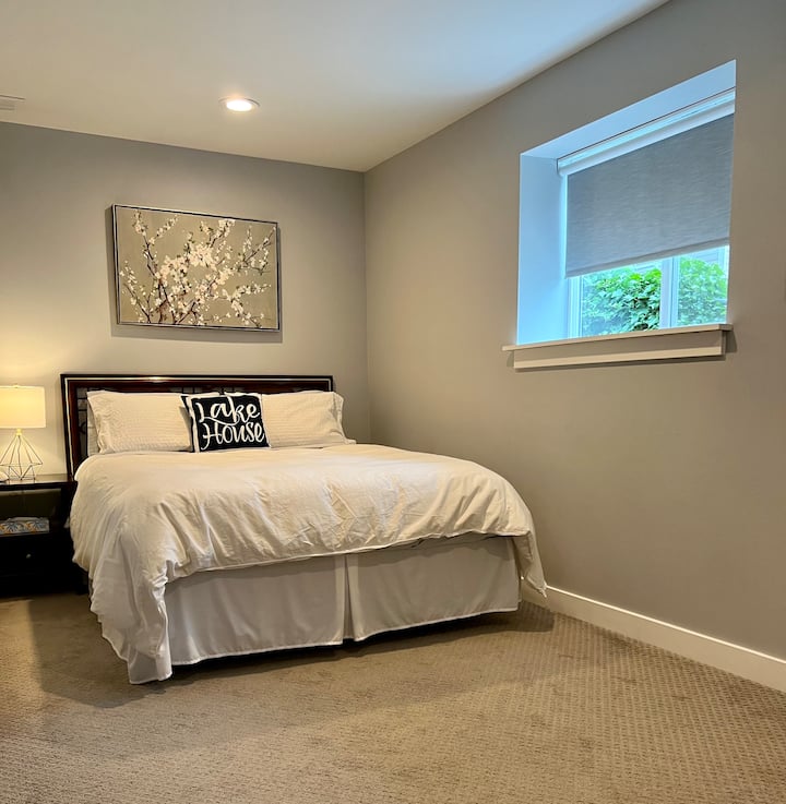 Accogliente camera da letto con un letto matrimoniale.