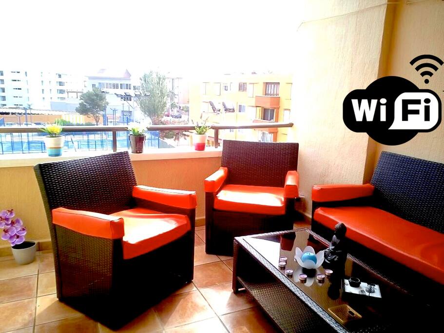 Terraza amueblad, con vistas muy amplias. El apartamento cuenta con WiFi