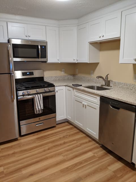 Sweet 1BR with Parking steps from Union Square.