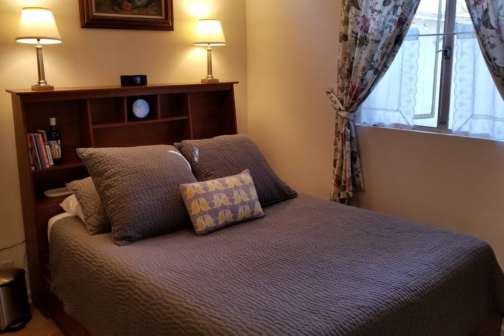 Queen size bed with 100% natural latex mattress