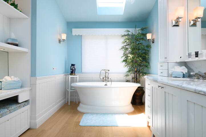 Oceanfront Villa with Private Beach Access ! gallery image 5