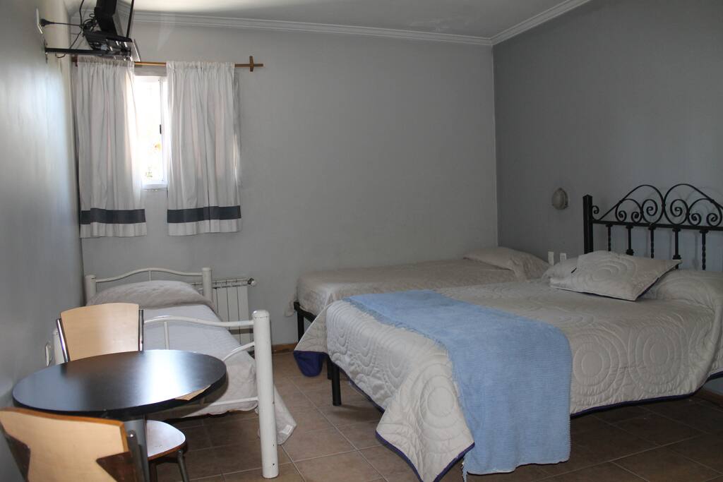 Hab. cuádruple con baño privado con ducha y secador de pelo, colchones con resortes/ Private room for four pax, with private bathroom with shower.