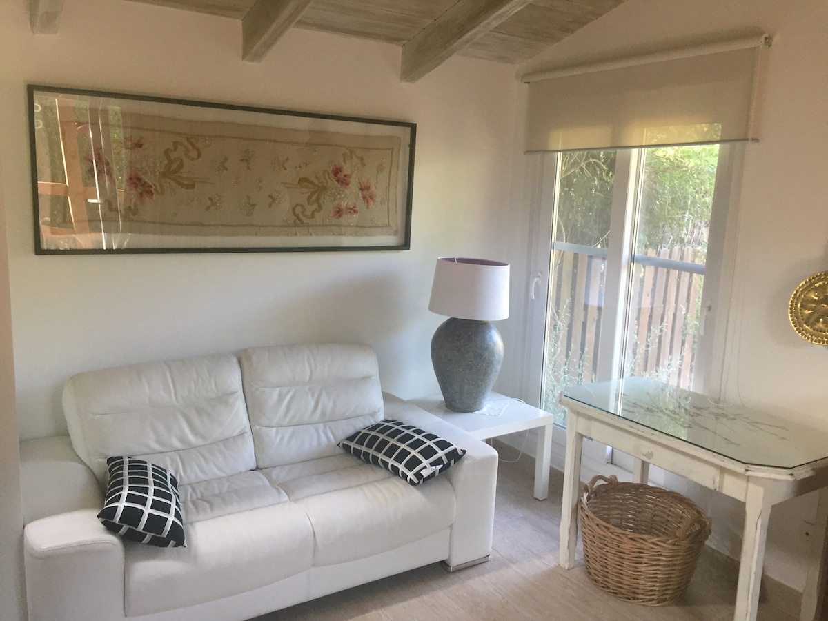 أريكة وطاولة عمل