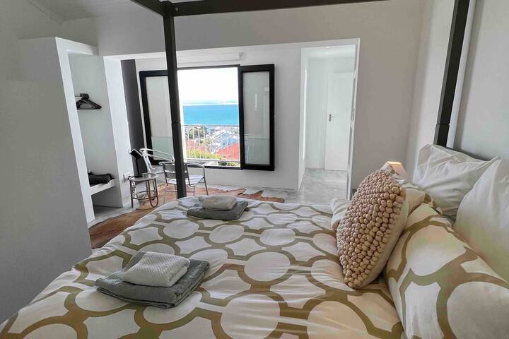 2号卧室配有落地窗，可欣赏大海美景