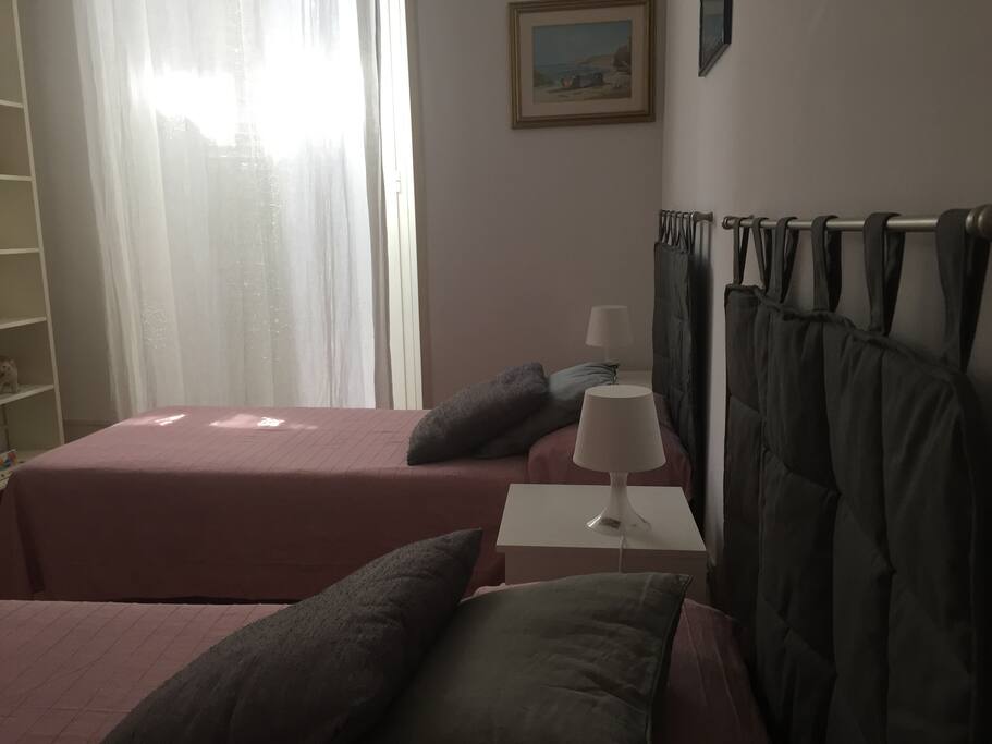 La camera da letto con due letti singoli