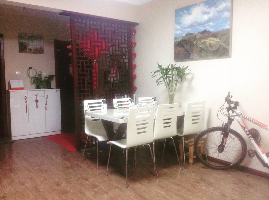 这是我们客厅的餐桌角落