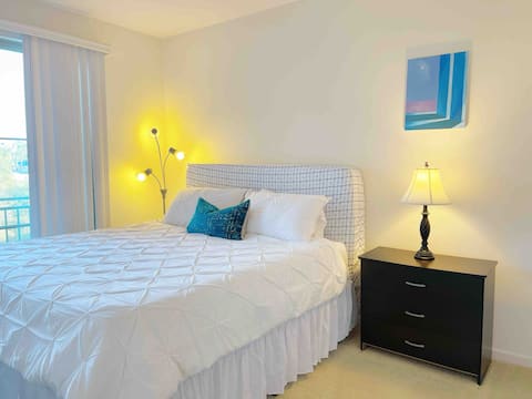 king | 1BR Large space 870sqftpool gym UCI/Airport