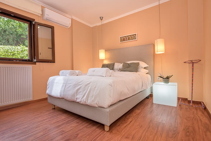 Dyshek anatomik. Është mishërimi i përshtatshmërisë në varësi të peshës së trupit tuaj!
Vila ka dy krevate dopio me dyshekë anatomikë që ofrojnë fjetje cilësore.
me tavolina të ndezura pranë krevatit për të krijuar një ambient romantik.