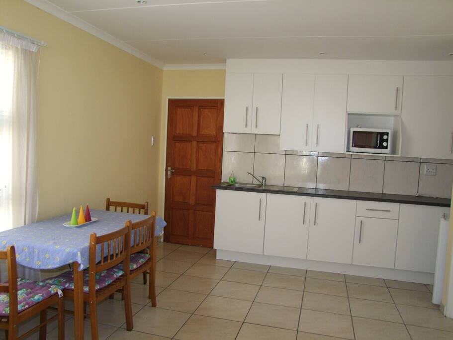 Kitchen and part of the living room. (No pots and Pans !