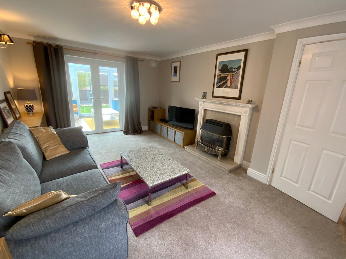 Leistungsstarkes Airbnb: Delightful, modern two bed house with conservatory in Broadland