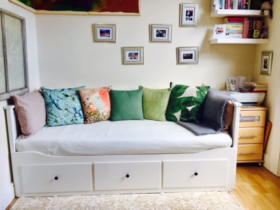 Spacious sofa and single bed