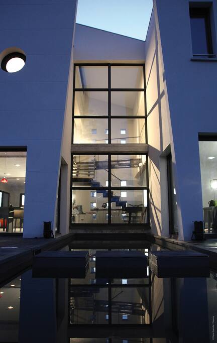 atrium donnant sur le bassin ,de nuit