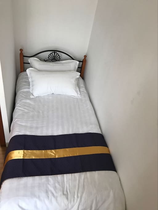 single bed room