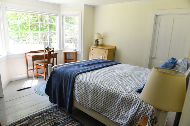 Მთავარი საძინებელი ძველ ფლიგელში, საწოლი ცალკე სააბაზანოთი სამზარეულოსთან ახლოს. 