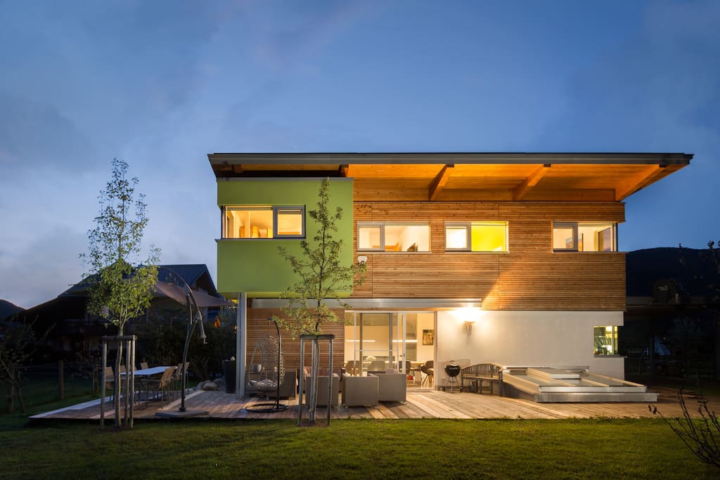 Designferienhaus Altenmarkt in der Dämmerung
