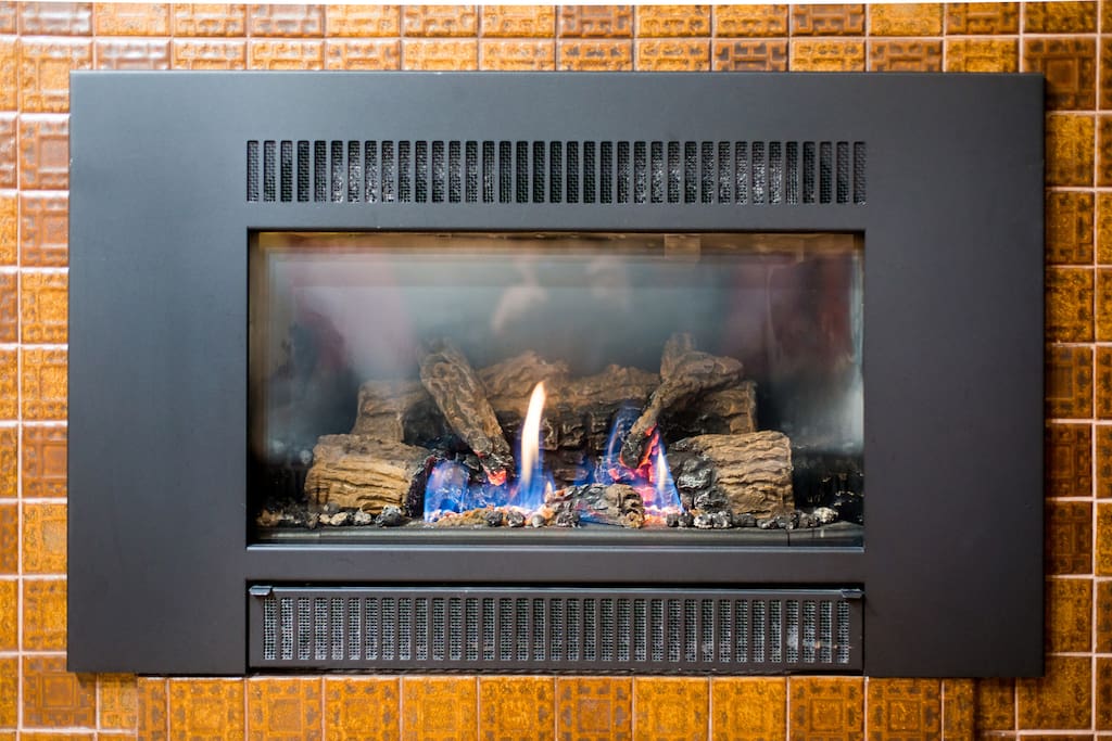 Remote controlled gas fireplace
