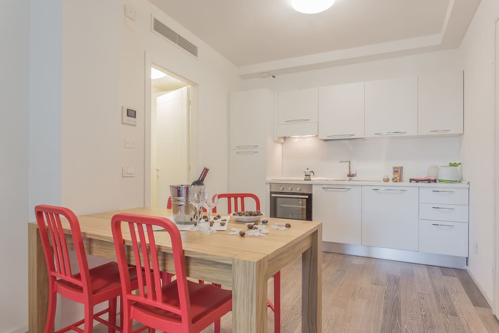 Cucina con tavolo da pranzo