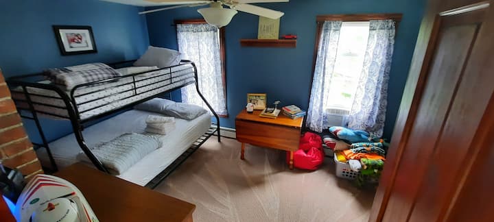 La "habitación del niño"... ¡litera con la parte inferior completa y la parte superior doble!