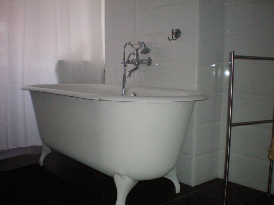 ancienne baignoire en fonte d'époque