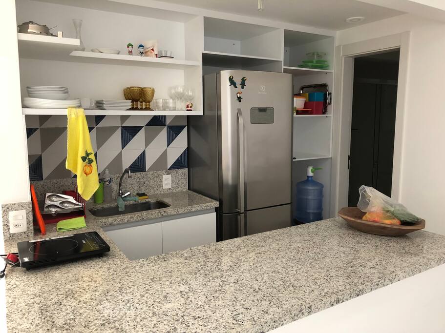 Cozinha americana com fogão por indução.
