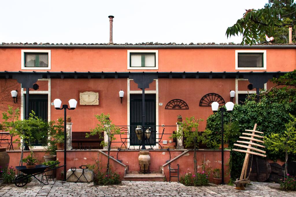 la facciata: casa Ailanto, casa Edera, casa Gelso