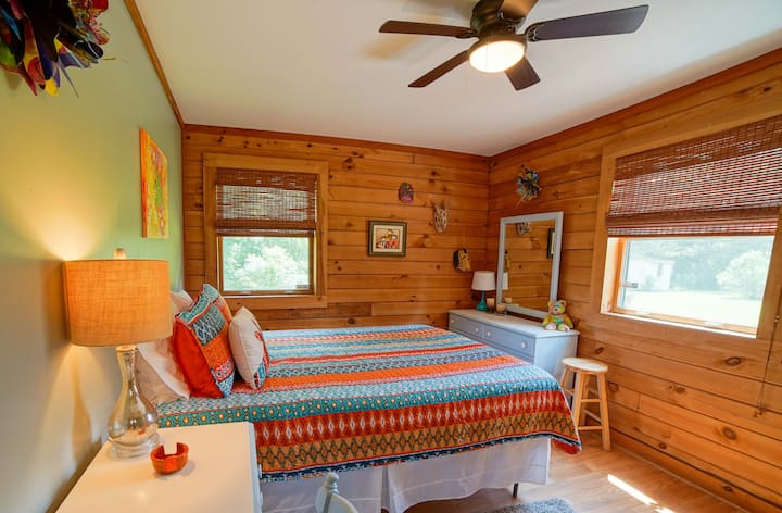 Second bedroom, queen bed