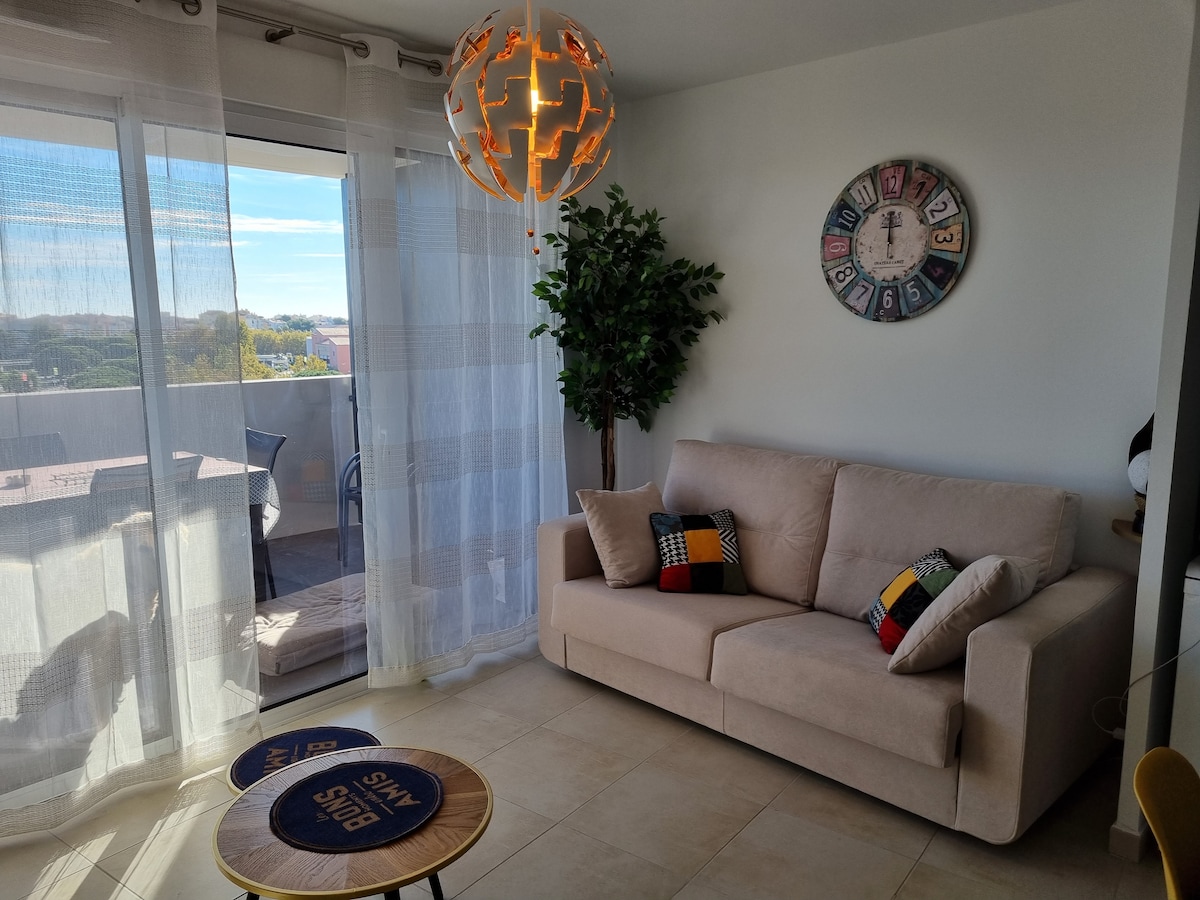 Obývacia izba s rozkladacím dvojlôžkom.