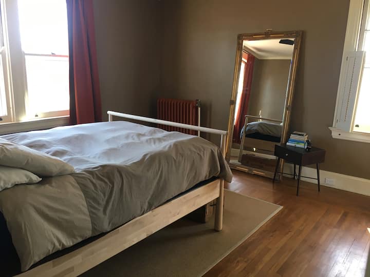 חדר שינה 1 עם מיטת קווין סייז