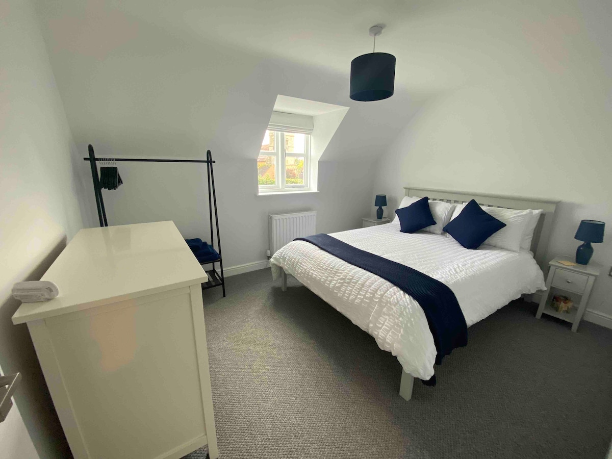 Dhomë gjumi kryesore me krevat dopio "king" 