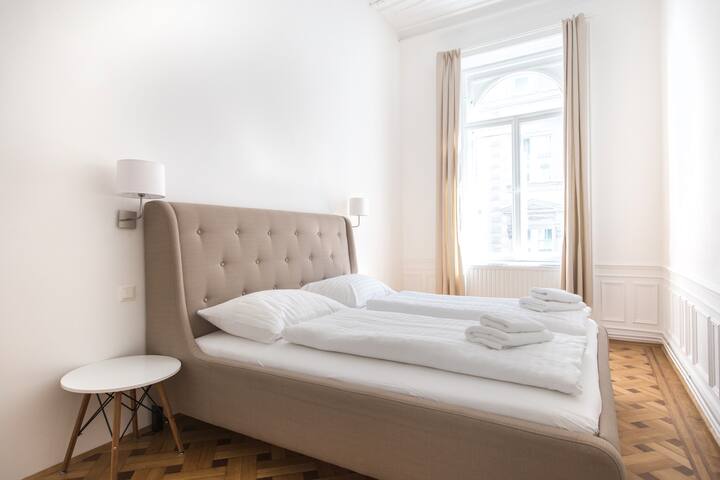 Fabulous City Center Apartment – Apt 18C gallery image 4