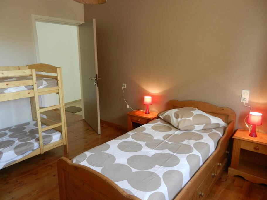 Chambre 1 avec 2 lits et 1 superposé