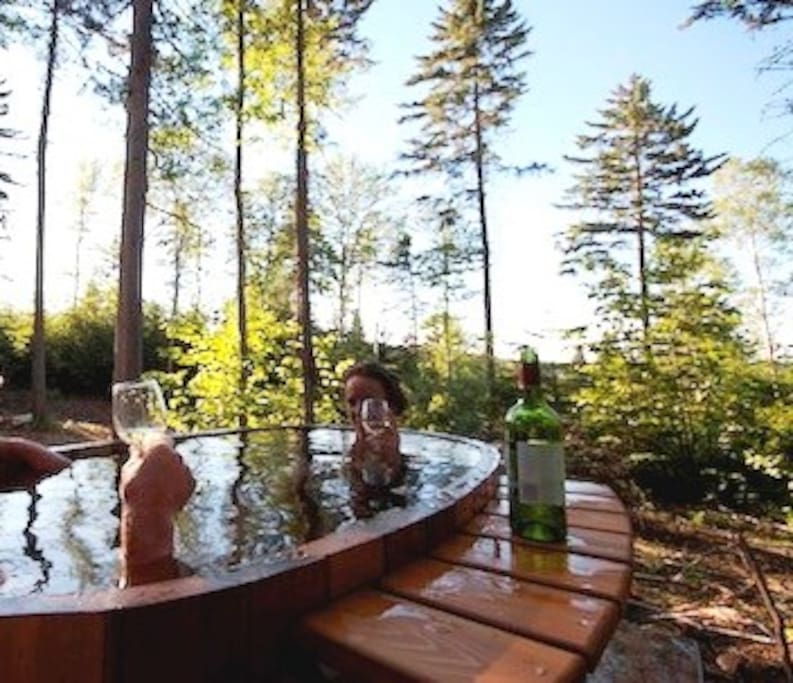 Day or night - the outdoor cedar tub is a great experience - no electricity or chemicals - just peace & quiet & nature