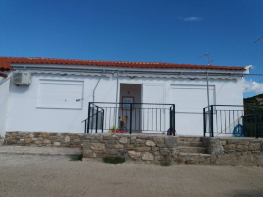 Το σπίτι, η κεντρική είσοδος και η βεράντα