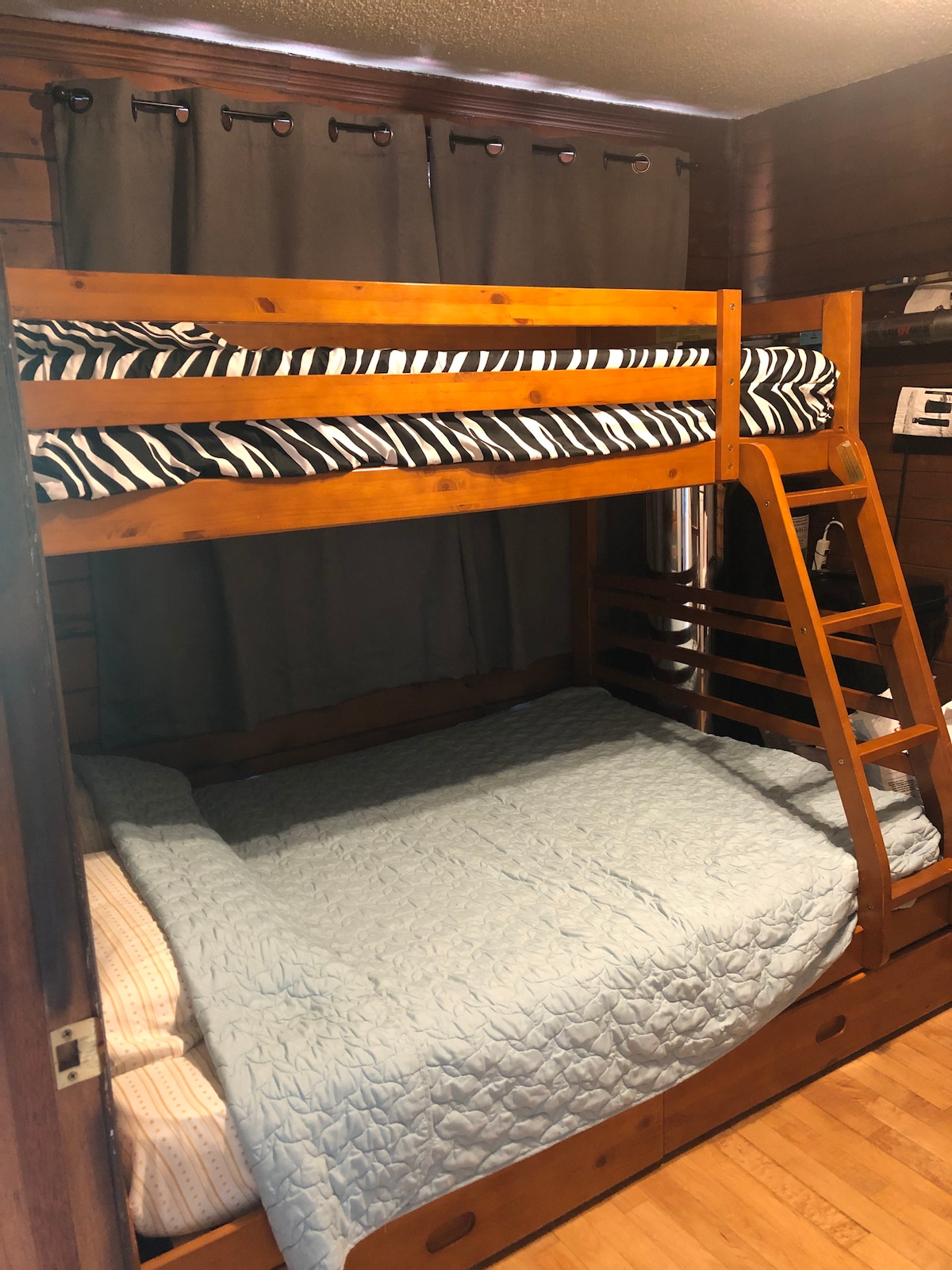 1. spálňa v blízkosti prednej strany chaty. Má vlastnú sekciu mimo priestoru na ochranu súkromia a hluku. Spodná poschodová posteľ je kráľovná a horná poschodová posteľ je dvojlôžko. Skvelé pre deti, ktoré potrebujú vlastnú izbu a priestor!